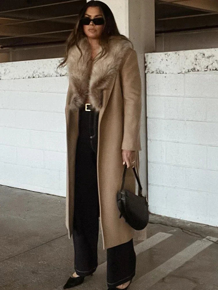 Chic und Stil | Long Coat with Faux Fur Collar Tailored Fit Elegant Look