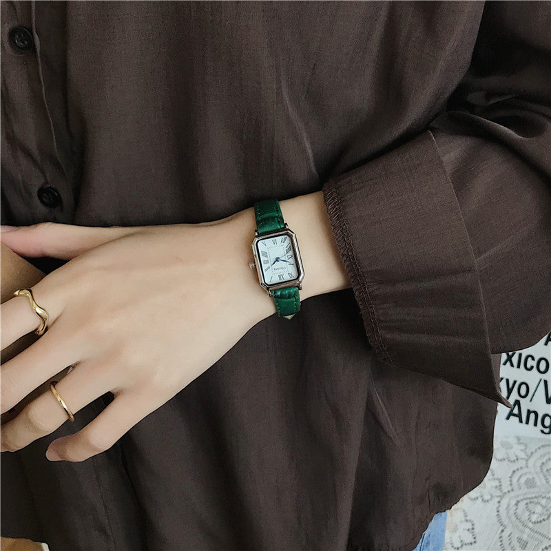 Chic and Style | Retro Watch with Leather Strap for Women