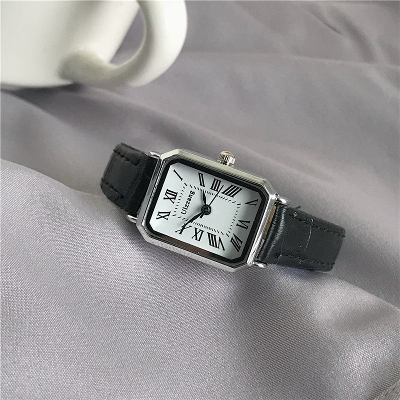 Chic and Style | Retro Watch with Leather Strap for Women