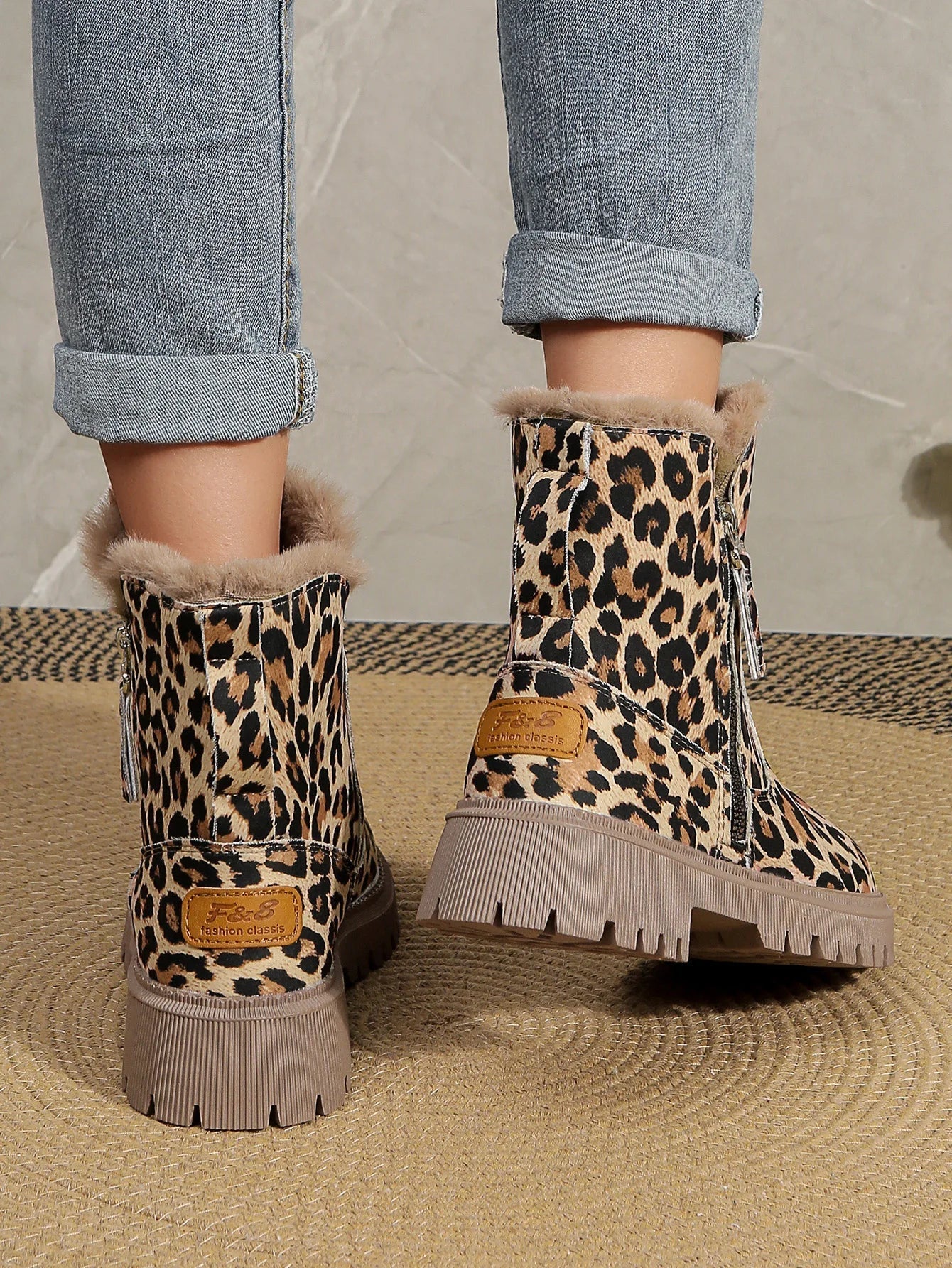 Chic und Stil | Elegant Boots with Leopard Pattern