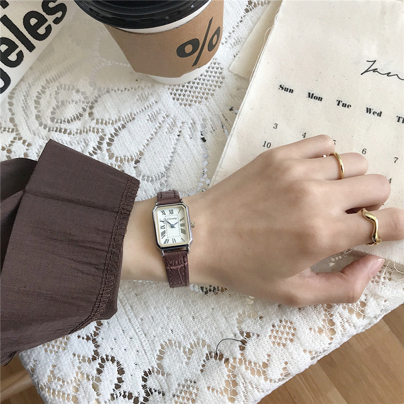 Chic and Style | Retro Watch with Leather Strap for Women
