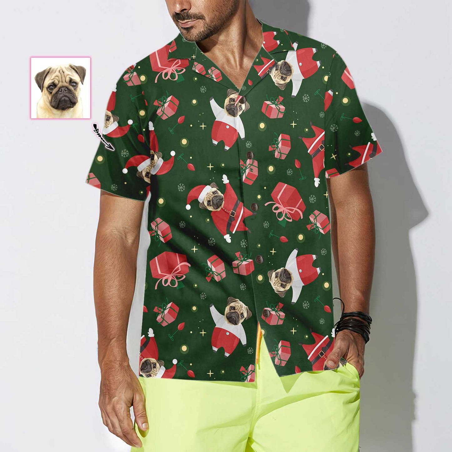 Chic und Stil | La chemise hawaïenne personnalisée Pug Santa, chemise de Noël Pug pour hommes et femmes, idée de cadeau de Noël personnalisée