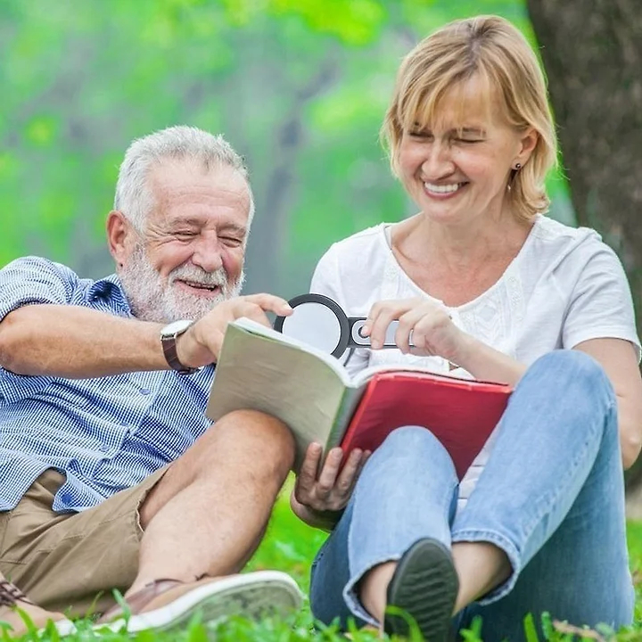 Chic and Style | 30X Handheld Magnifying Glass for Seniors – Improve Your Reading Comfort