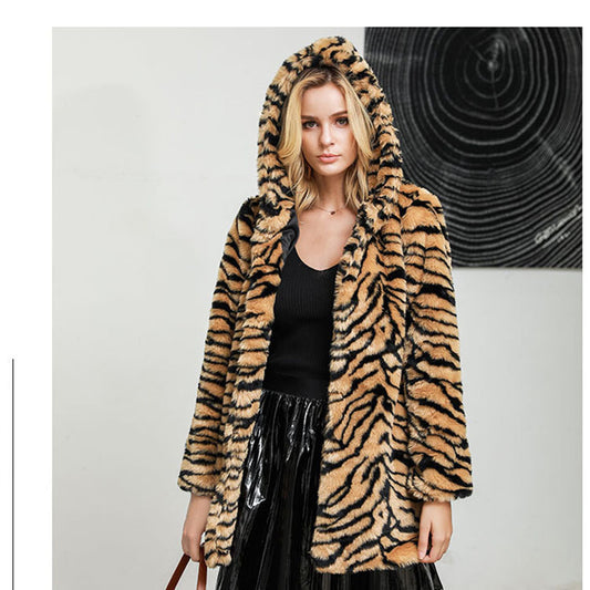 Veste en fausse fourrure pour femmes avec motif à rayures de tigre Chic und Stil