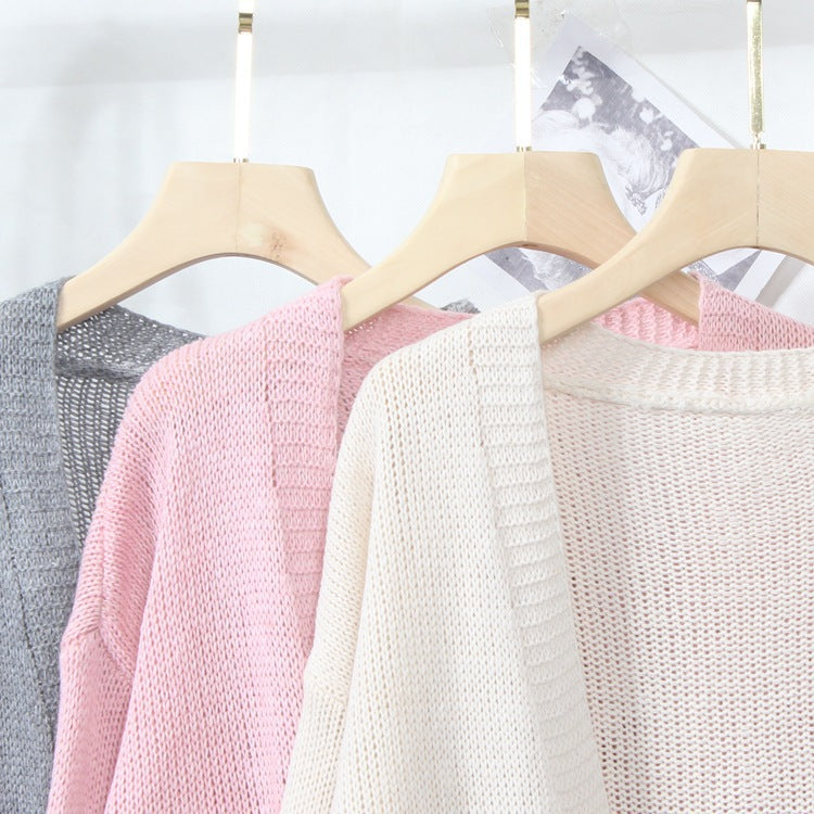 Women's comfortable open-front cardigan with decorative pockets. Chic and stylish.