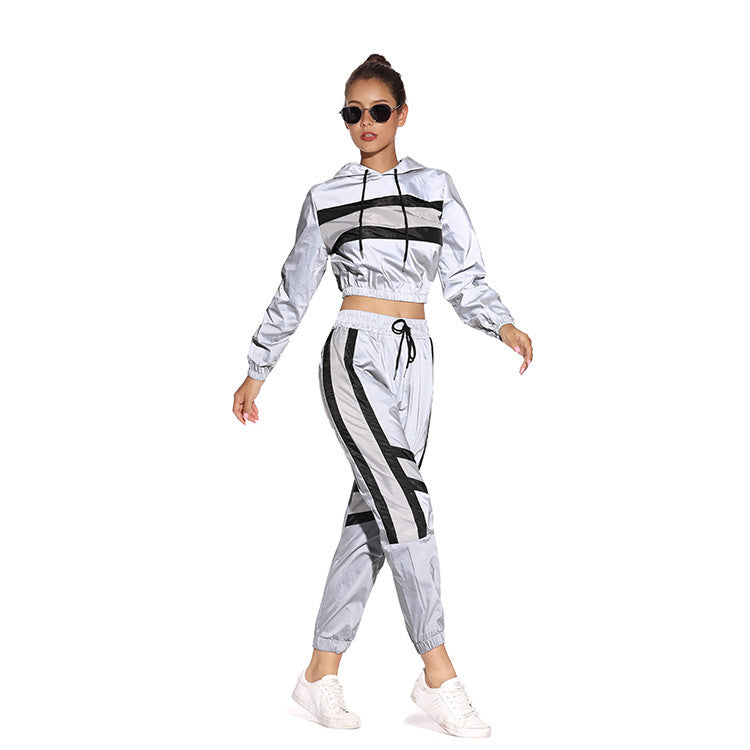 Dame Sweat à capuche court avec design de rayures sportives Chic und Stil