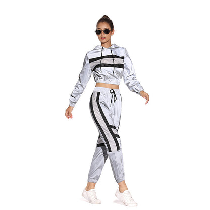 Dame Sweat à capuche court avec design de rayures sportives Chic und Stil