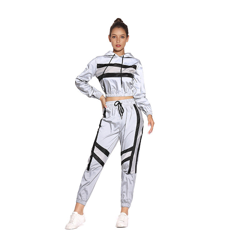 Dame Sweat à capuche court avec design de rayures sportives Chic und Stil