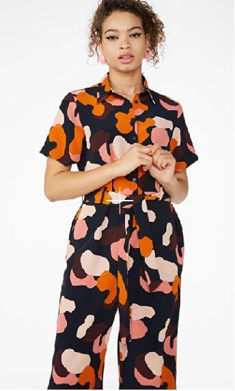 Dame combinaison avec motif de couleur stylé et coupe ventilée Chic und Stil