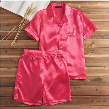 Women's satin pajama set with shorts and elegant collar Chic und Stil