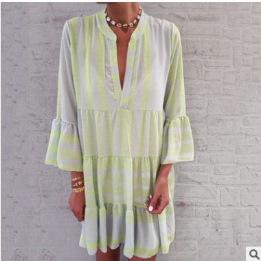 Robe portefeuille décontractée pour femmes avec des manches volumineuses et un motif graphique Chic und Stil