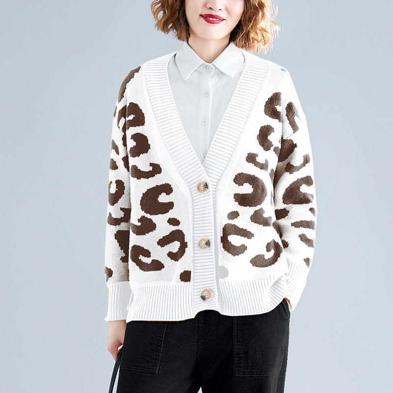 Dames gros tricot cardigan avec un motif léopard frappant et de grands détails de boutons Chic und Stil