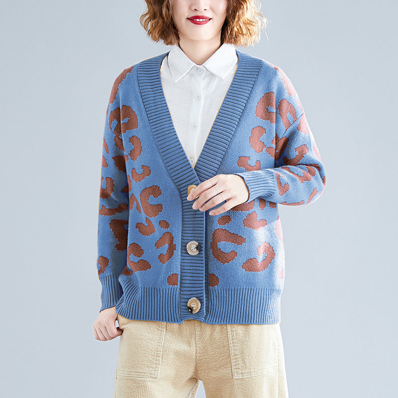 Dames gros tricot cardigan avec un motif léopard frappant et de grands détails de boutons Chic und Stil
