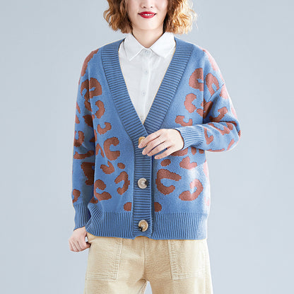 Dames gros tricot cardigan avec un motif léopard frappant et de grands détails de boutons Chic und Stil