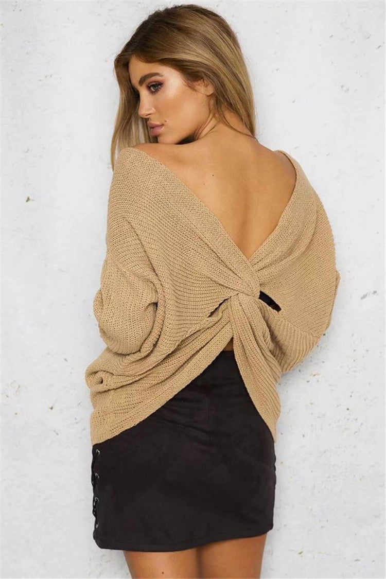 Casual knitted pullover for women with deep V-neck and playful design on the back Chic and Style