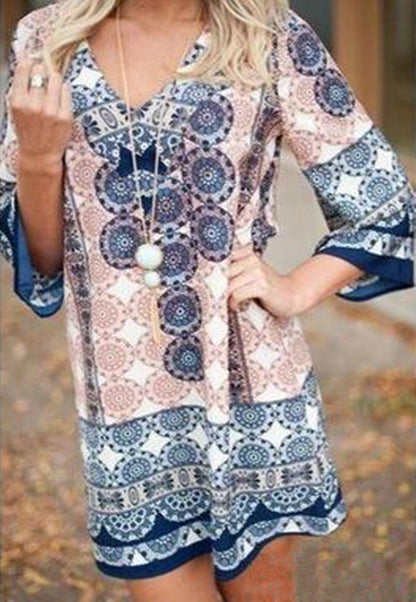 Robe courte décontractée pour femmes avec un motif mandala coloré et des manches évasées Chic und Stil
