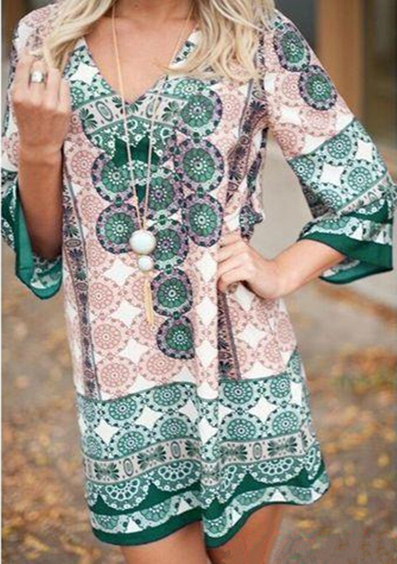 Robe courte décontractée pour femmes avec un motif mandala coloré et des manches évasées Chic und Stil
