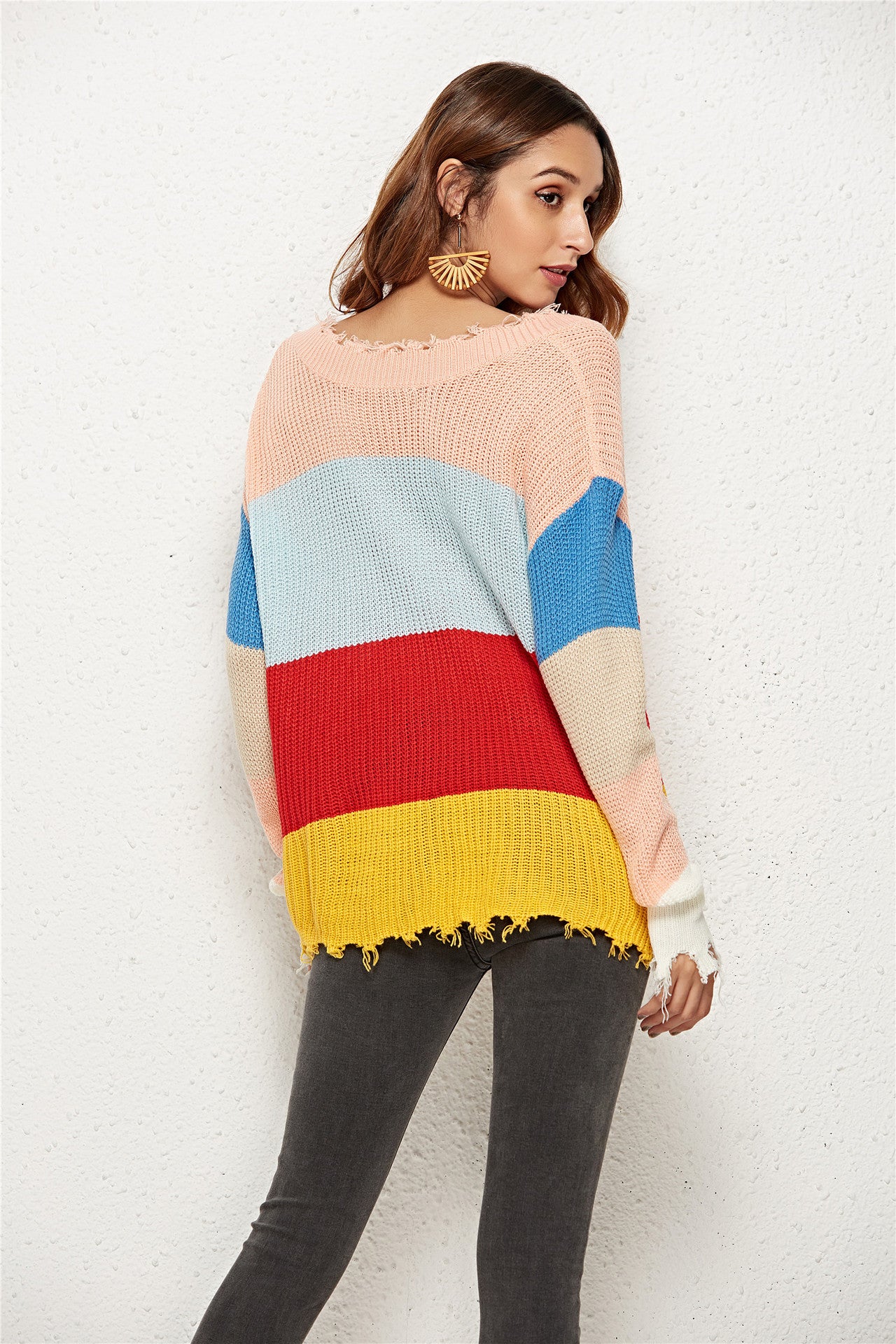 Casual knit pullover for women with deep V-neck and contrasting colors Chic and Style