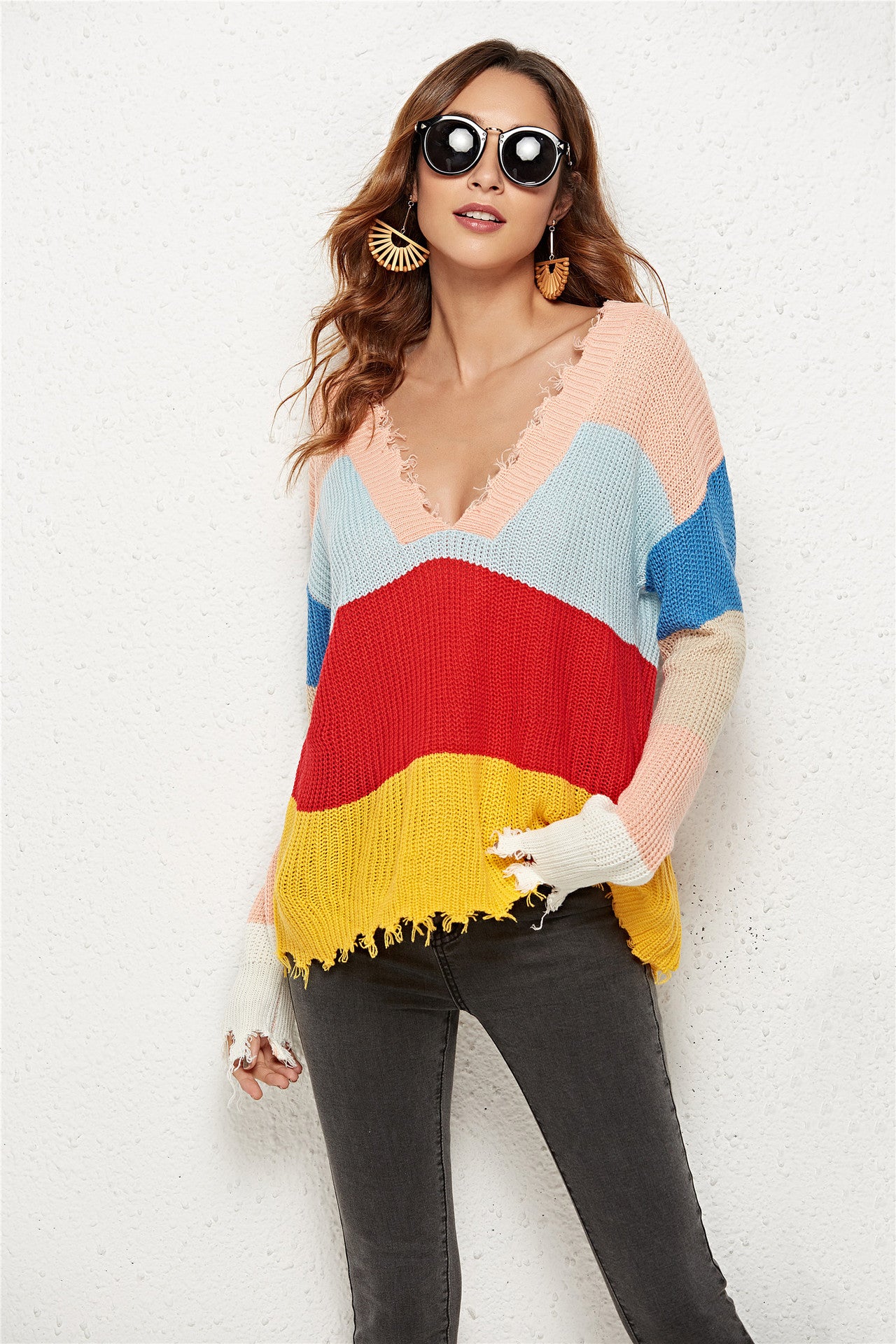 Casual knit pullover for women with deep V-neck and contrasting colors Chic and Style