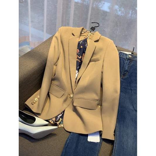 Blazer féminin ajusté avec des détails élégants en or Chic und Stil