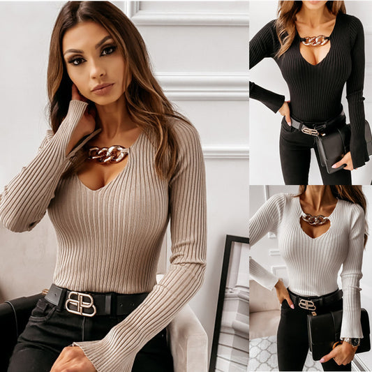 Pullover femme à col en V côtelé avec détail en chaîne Chic und Stil