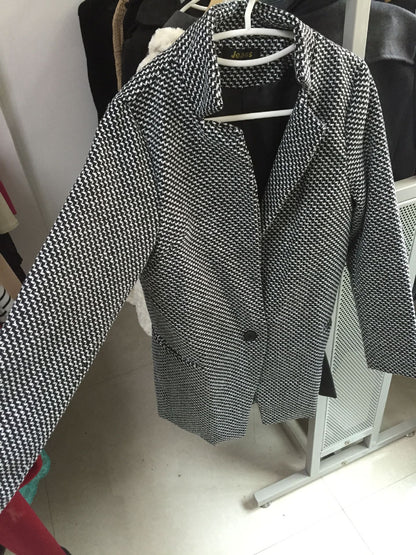 Dames Élégant Blazer avec design structuré et accents à la mode Chic und Stil