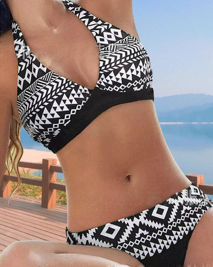 Chic und Stil | Bikinis with Floral and Geometric Print