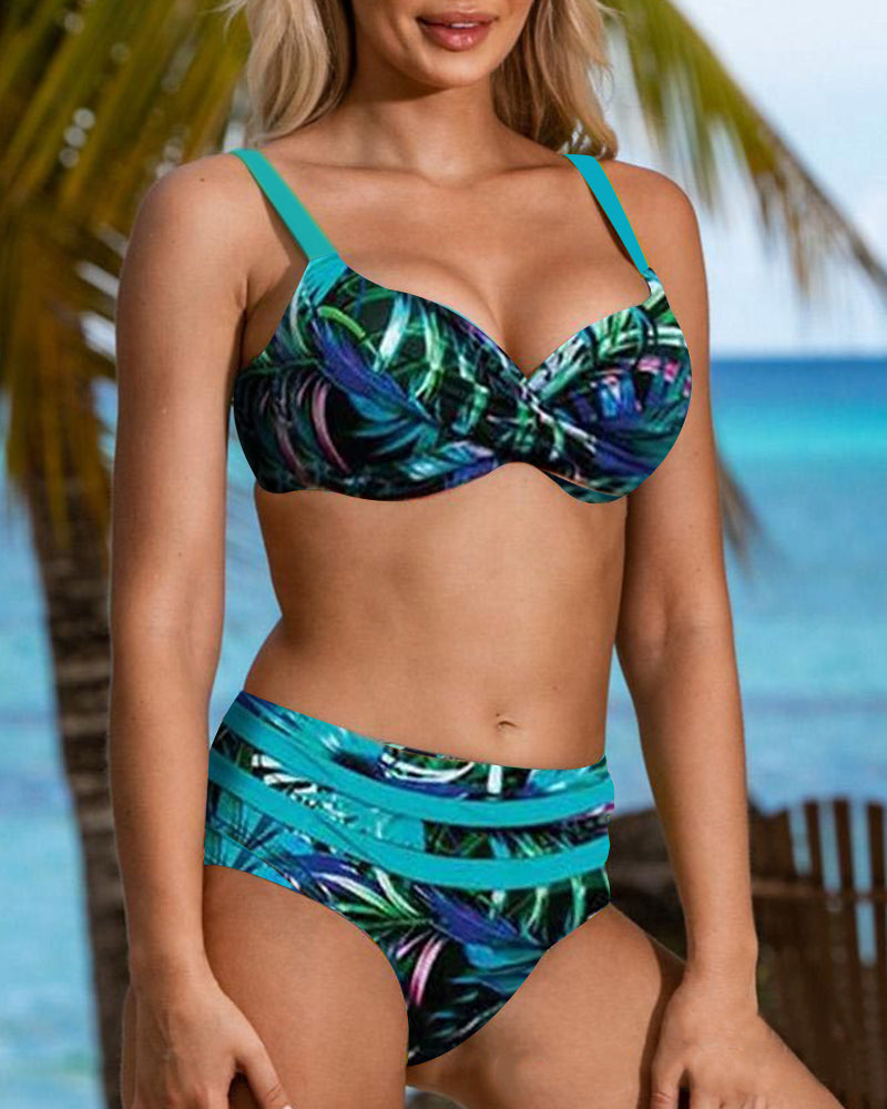 Chic und Stil | Tailored Bikini with Leaf Pattern