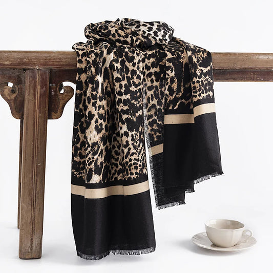 Chic und Stil | Elegant Scarf with Leopard Pattern