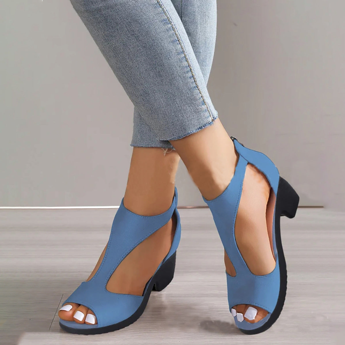 Chic und Stil | Sandals with 4Cm Heel