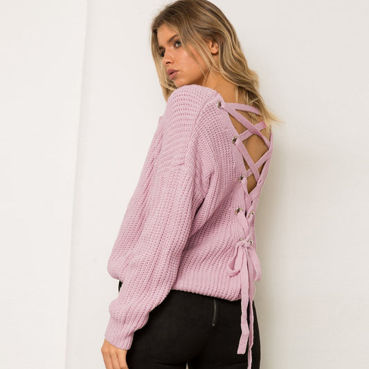 Pull femme avec un design unique à l'arrière et un lacet décoratif Chic und Stil