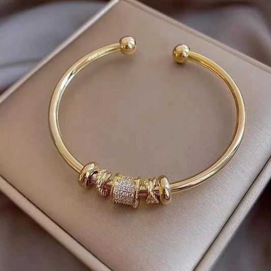 Chic Und Stil | Adjustable Bracelet with Gold Charms Gold