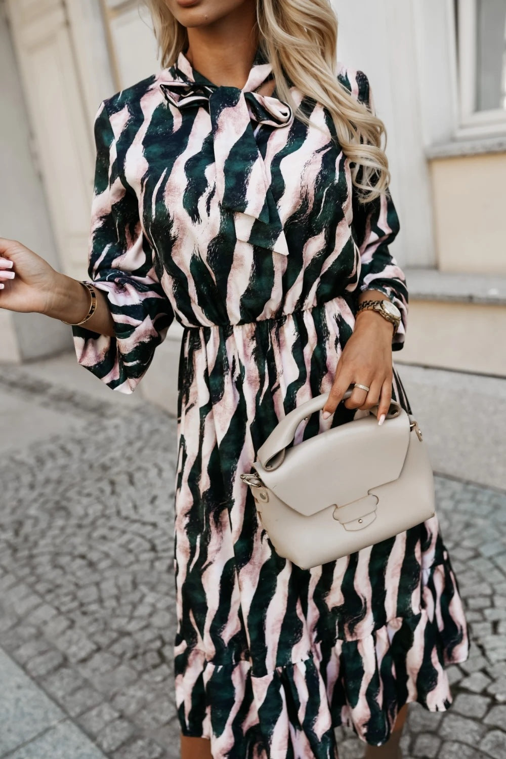 Robe maxi pour dames avec un motif rayé élégant et des poches pratiques Chic und Stil