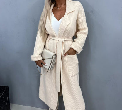 Comfortable knit pullover for women with belt and practical pockets Chic and Style