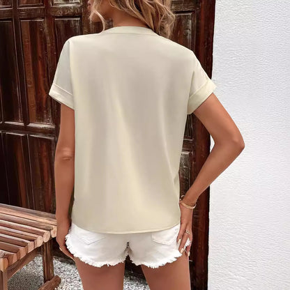Chemisier à manches courtes pour femmes avec un design graphique moderne Chic und Stil