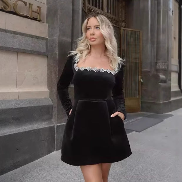 Robe élégante pour femmes avec un joli col rond et des détails décorés Chic und Stil