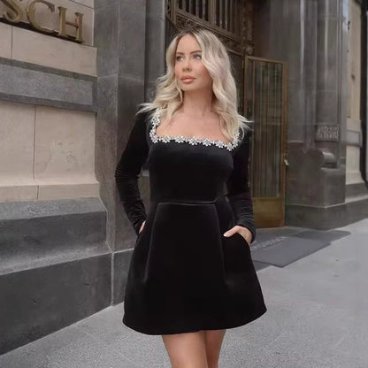 Robe élégante pour femmes avec un joli col rond et des détails décorés Chic und Stil