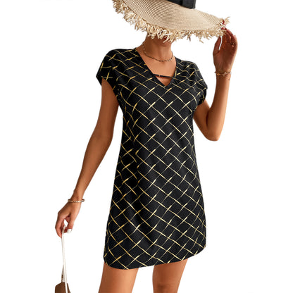 Robe décontractée pour femmes à col en V avec un motif à carreaux tendance et des manches courtes Chic und Stil