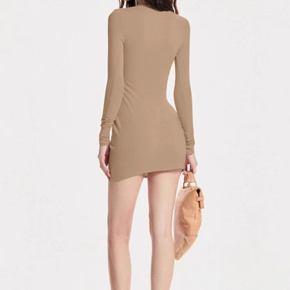 Robe féminine ajustée avec col haut et manches longues Chic und Stil