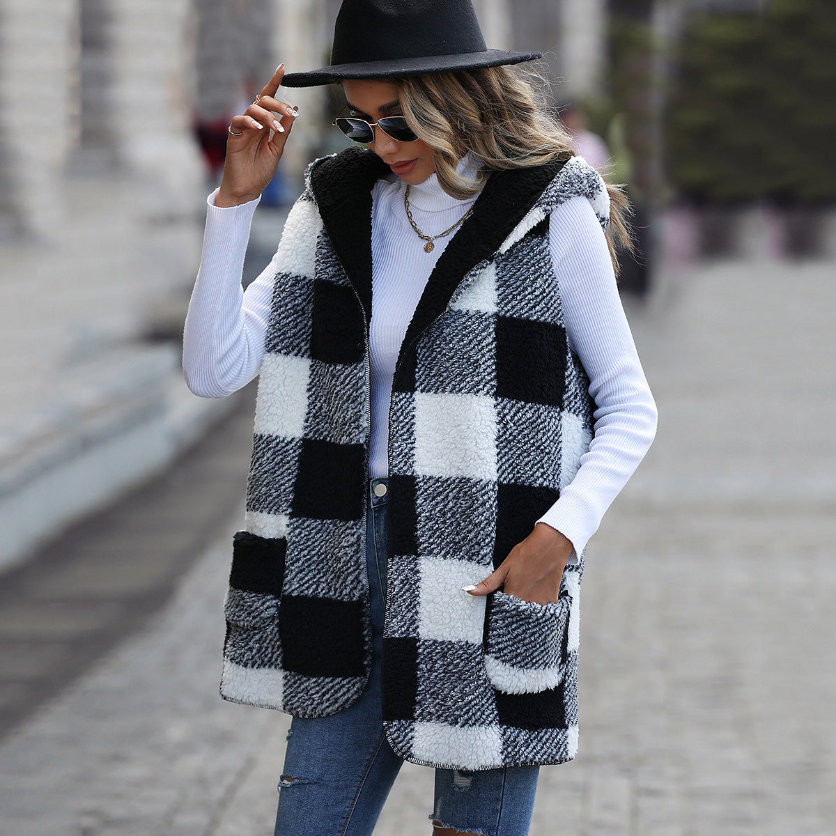 Dames gilet en polaire avec capuche et motif à carreaux Chic und Stil