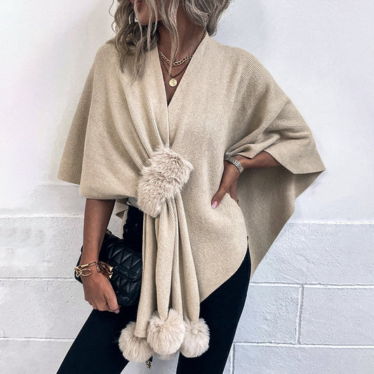 Elegant poncho for ladies with luxurious faux fur trim Chic und Stil