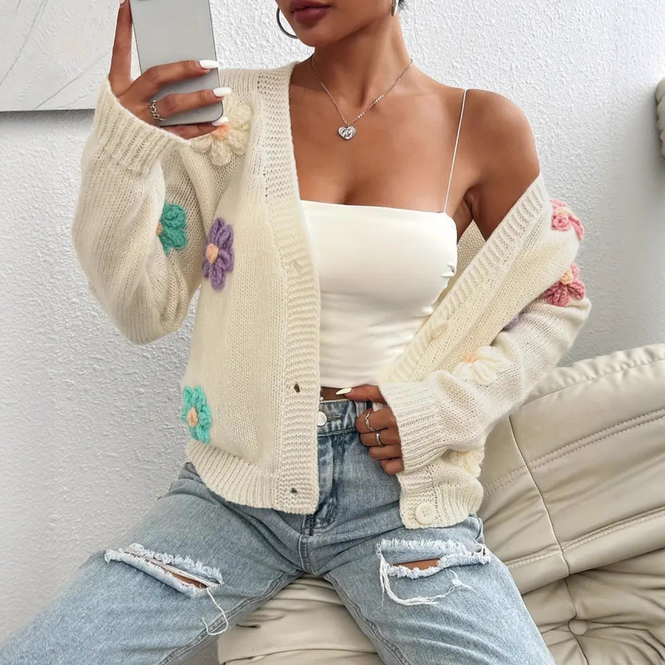 Dames cardigan en tricot fantaisie avec des applications de fleurs crochetées à la main Chic und Stil