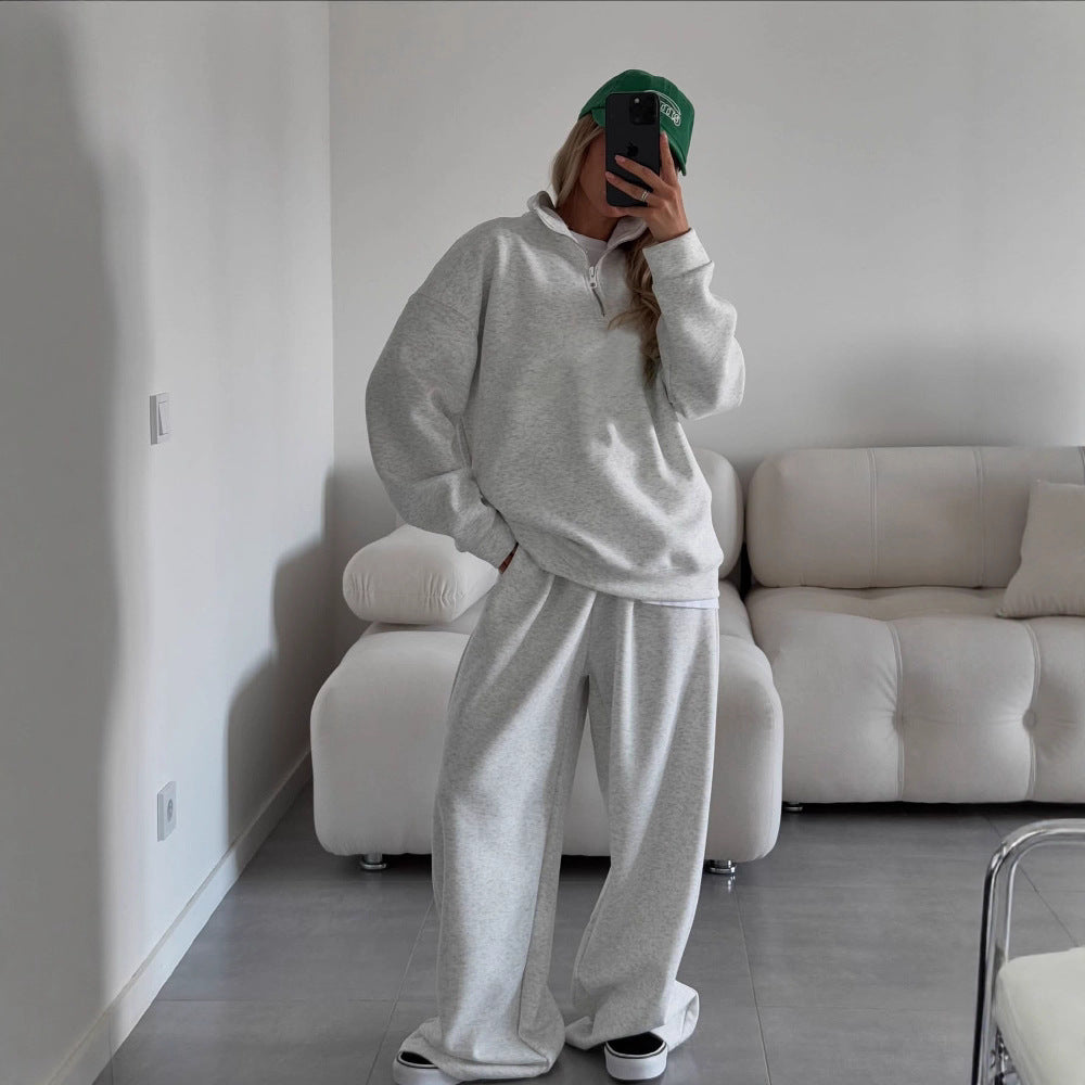 Women's sports sweatshirt with high zipper and casual chic pants