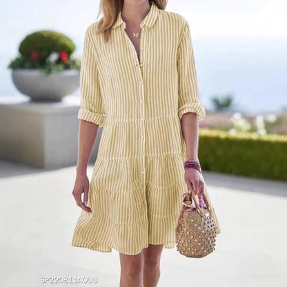 Robe chemise pour femmes avec un design rayé et une élégante patte de boutonnage Chic und Stil