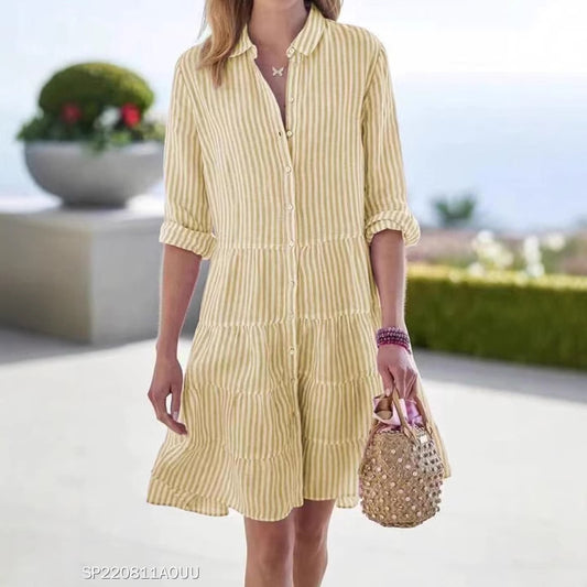 Robe chemise pour femmes avec un design rayé et une élégante patte de boutonnage Chic und Stil