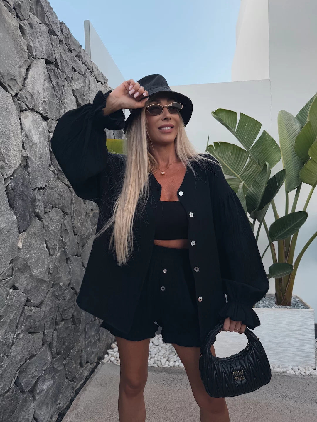 Fashionable women's loungewear set with bow-shaped top and ruffled shorts Chic und Stil