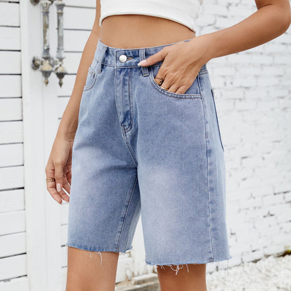 Women's denim shorts with a modern cut and fringed edge Chic und Stil