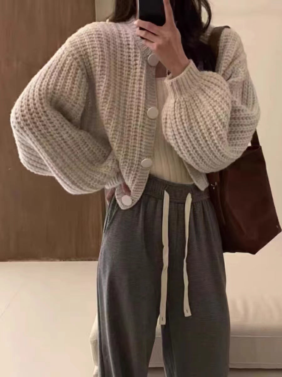 Cardigan en grosse maille pour femmes avec des manches volumineuses et de gros boutons Chic und Stil