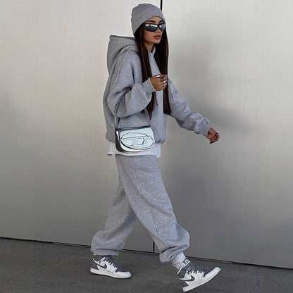 Urban loungewear set for women with a large hoodie and relaxed pants Chic and Style