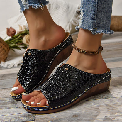 Dames Clogs à talon confortable avec un élégant aspect crocodile Chic und Stil
